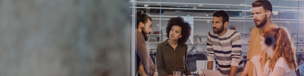 une équipe spécialisée en information voyageur pendant une réunion